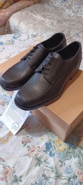 Продавам чисто нови Офицялни обувки номер 40 неизползвани