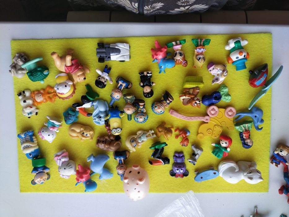 Продам значки ,Киндеры и тд