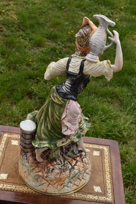 Антикварна порцеланова фигура статуетка