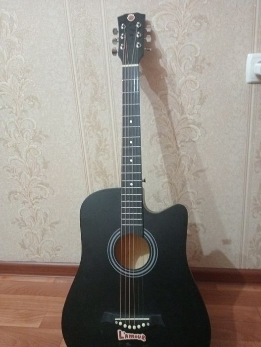Гитара акустика чёрный свет
