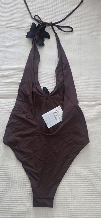 Costum de baie Zara,model cu detaliu floare ,maro,marimea Xs,nou,cu eticheta