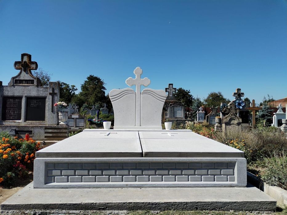 Monumente funerare