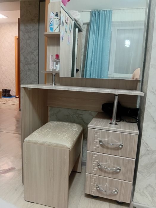 Продам дамский столик