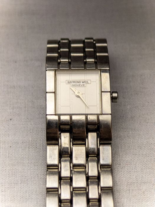 Продавам дамски часовник Raymond Weil