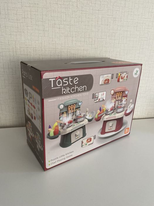 Малка зелена кухня със светещи котлони, пара и мивка с вода