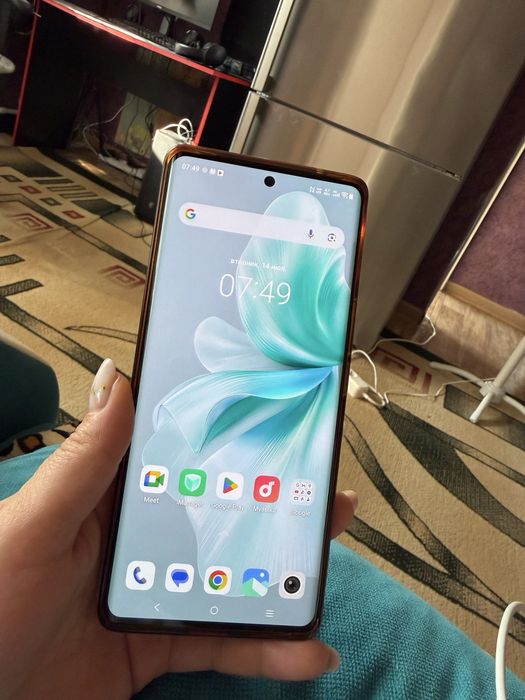 Продам телефон Vivo v30e.