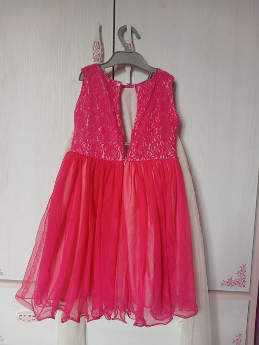 Продам платье на 3 года