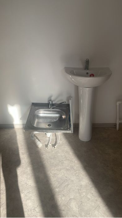 Продам 2 раковины, обе со смесителем