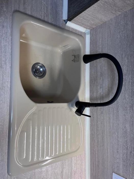 Кухня с горни и долни шкафове