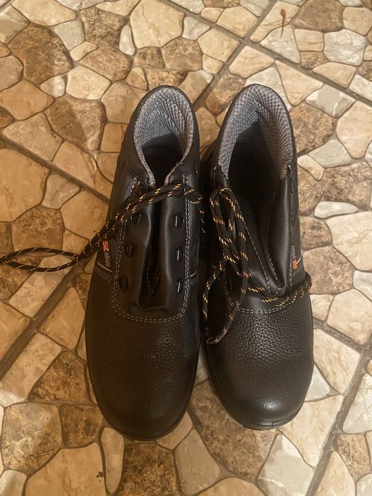 Рабочие (или спец) ботинки с металлоподноском