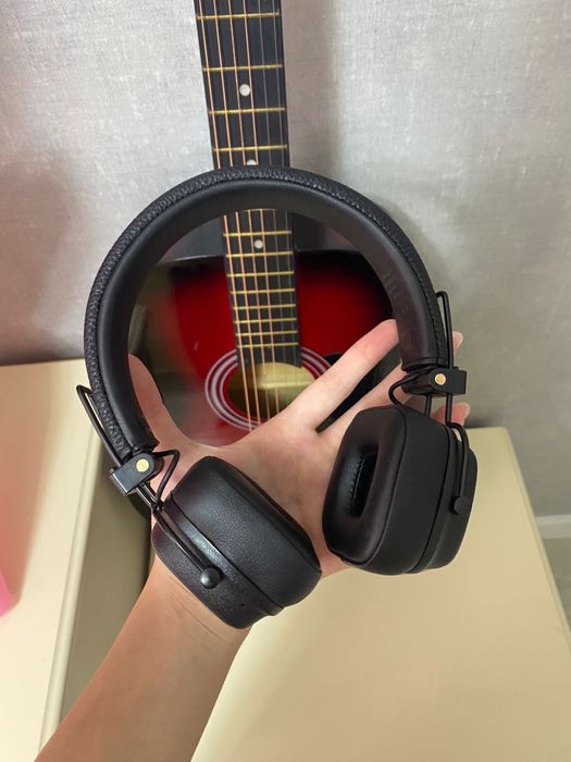 Наушники Marshall и акустическая гитара