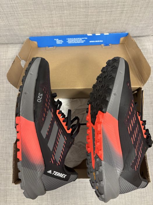 Adidas Terrex, noi, cu etichetă