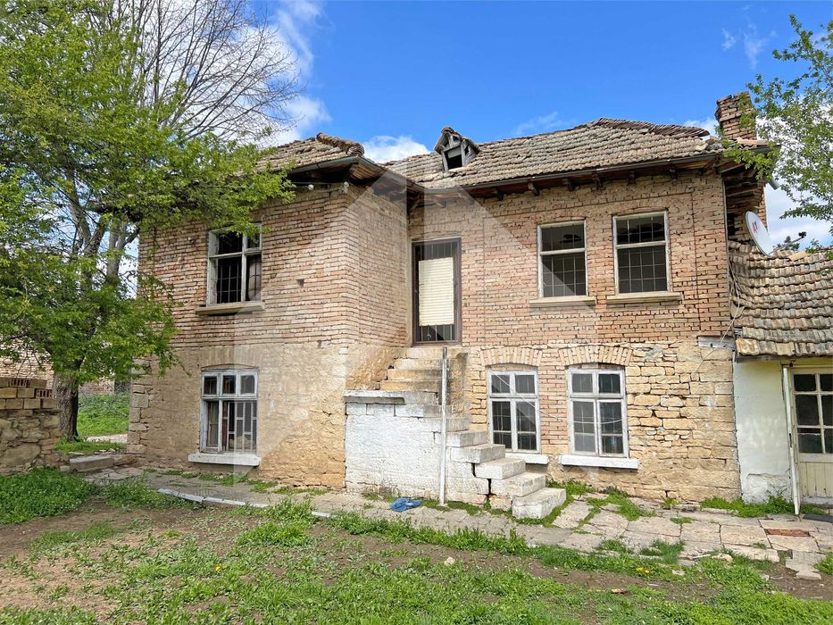 Продава тухлена селска къща в с. Мировци (общ. Нови пазар, обл. Шумен)