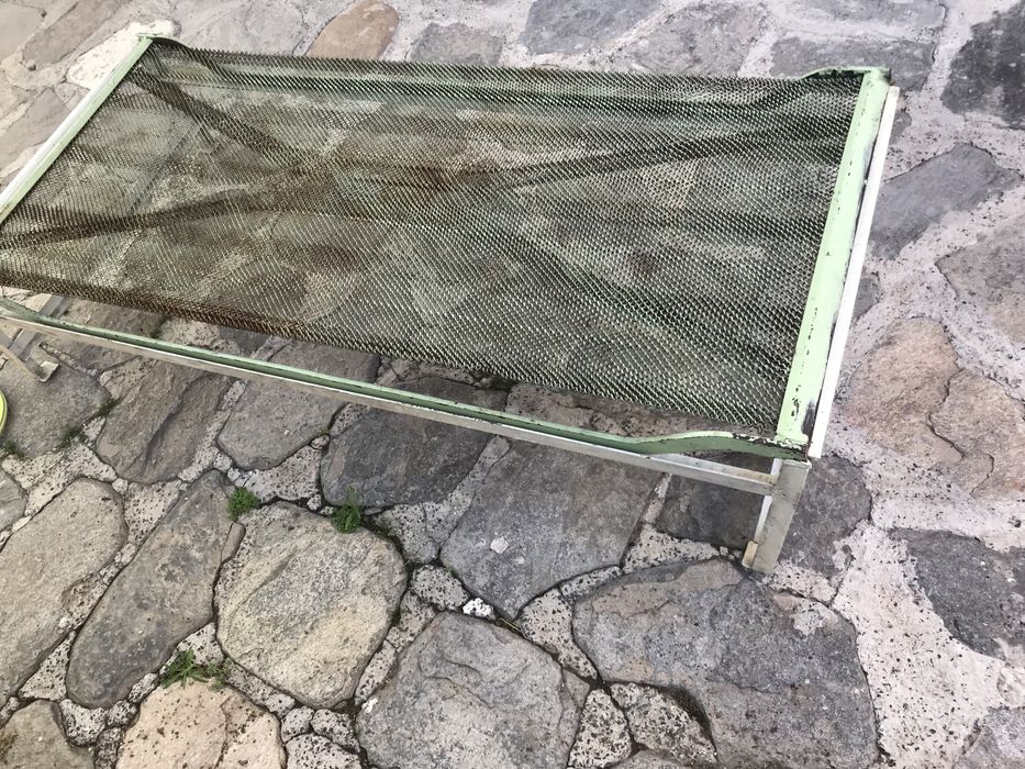 Единично легло с пружина