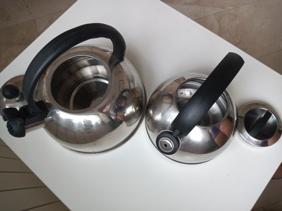 2 Ceainice mari de inox 18/10, cu capac și fluier