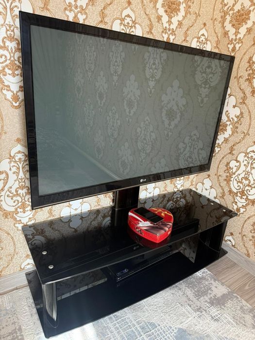 Продам телевизор с тумбой