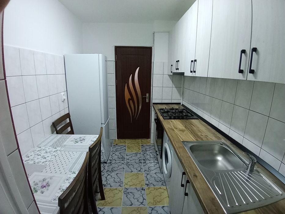 Închiriez  apartament decomandat Brasov