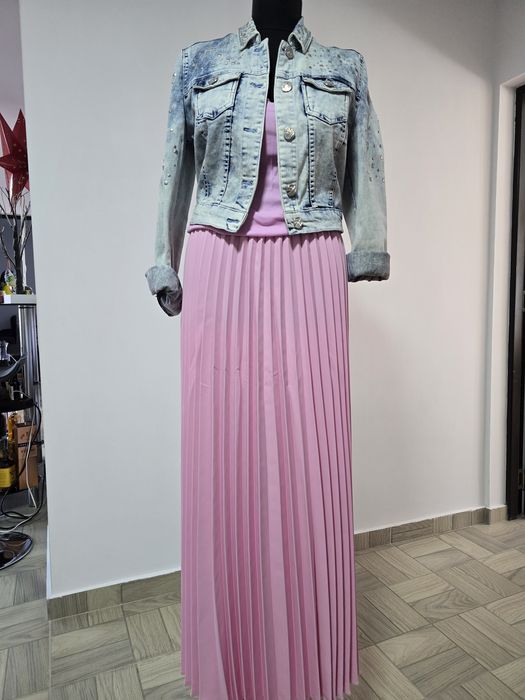 Geaca de blugi cu capse si ținte, pentru un look urban si modern