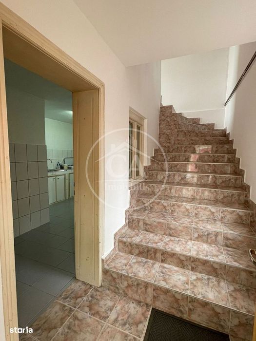 Casa de vânzare cu 8 camere de tip P+E+M in zona Rogerius, Oradea