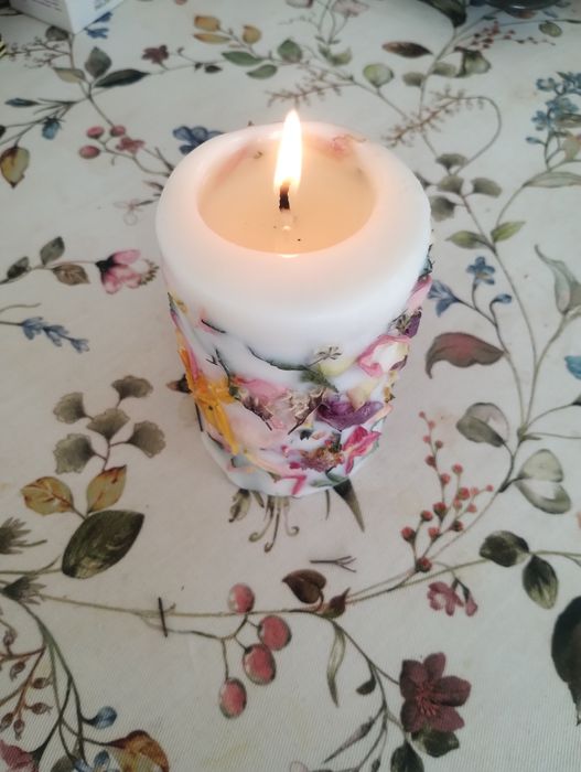 Luminarea botanica 100% natural ceara soya si flori adevarate uscate.