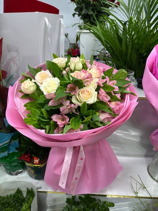 Atirgulli buketlar qizil oq sariq roziviy