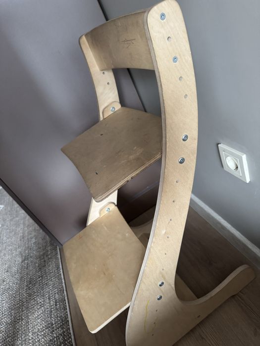 Растущий стул из дерева