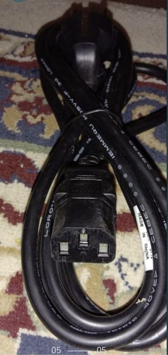 Шнуры провода элетро-телефоно интернета.