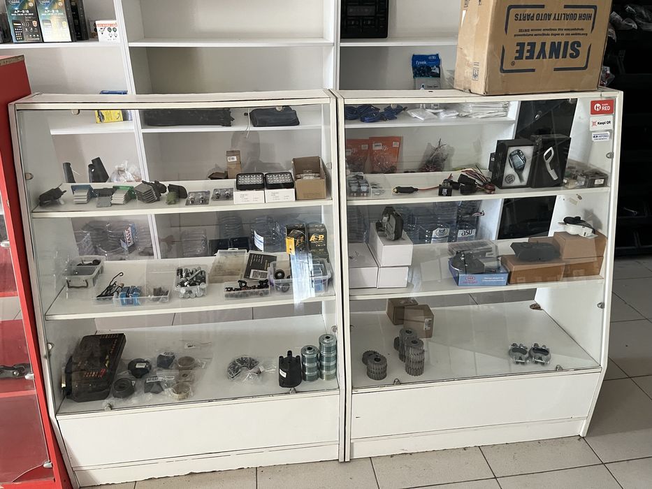 Продаются полки, стеклянные витрины
