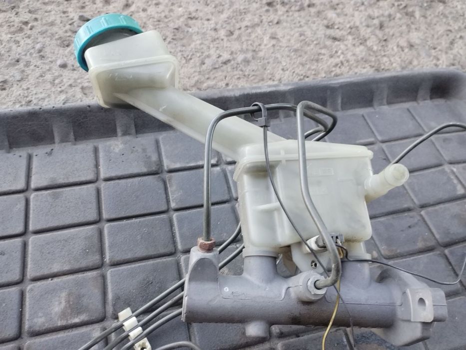 Спирачна помпа с казанче за спирачна течност за Nissan Primera P12