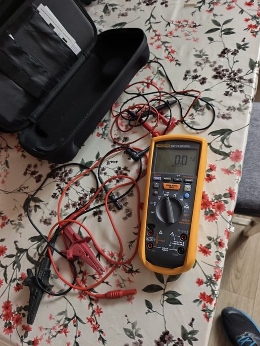 Multimetru profesional Fluke 1587 FC – Tester izolație 1000V, accesorii și husă