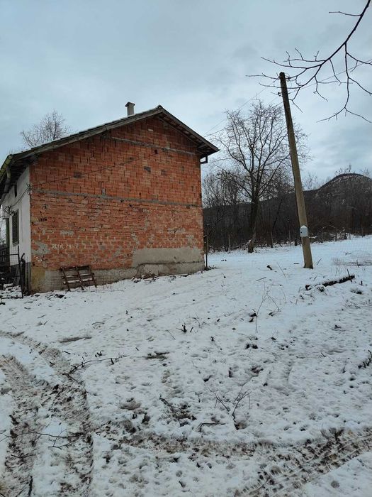 Дворно място с вила