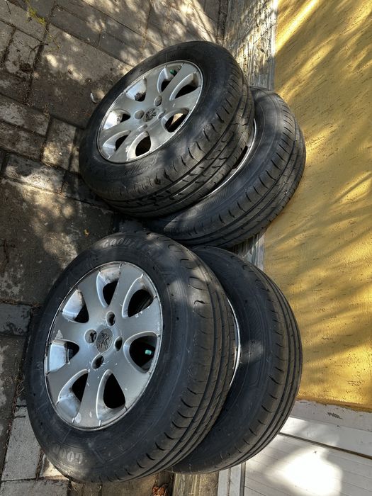 Anvelope Goodyear cu jante aliaj 15