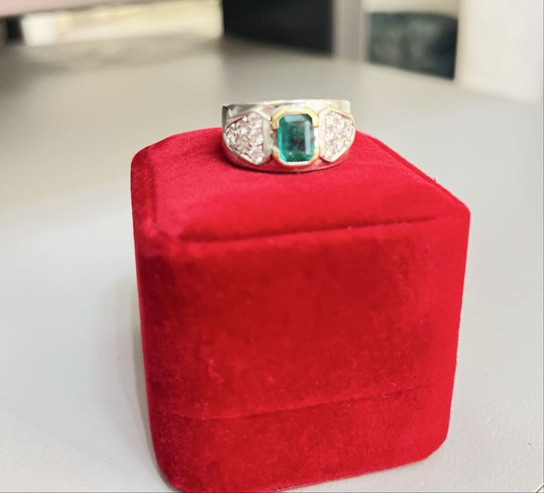 Дамски пръстен бяло злато и естествен изумруд