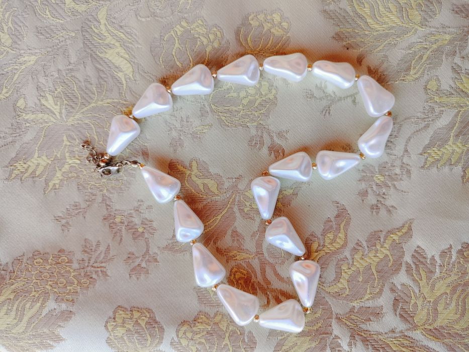 Lot 9 coliere / accesorii de damă diverse – Stiluri variate (perle, mărgele colorate, pandantive)