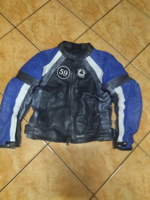 Дамско кожено мотояке в много добро състояние, почти не е обличано
