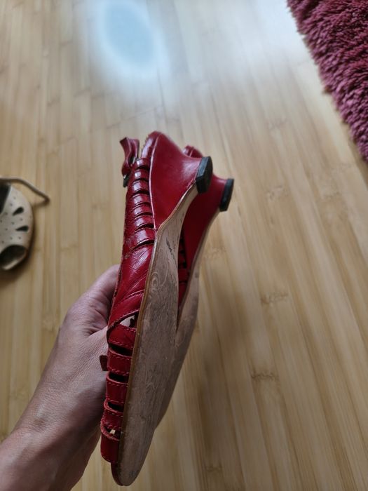 Vând sandale culoarea roșie,piele ,nr.37!