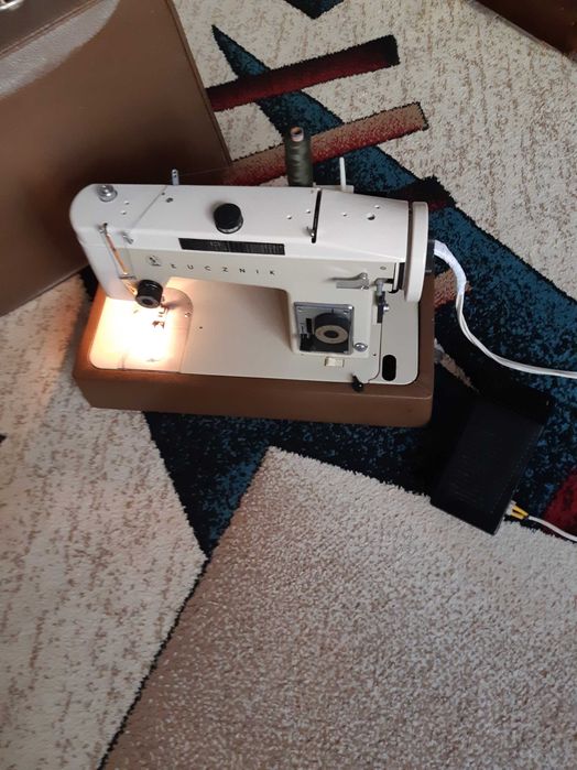 Mașină de cusut vintage Lucznik