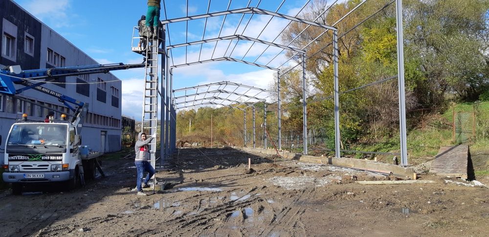 Vand hala metalica 14x30 
Invelita cu panou sandwich
Oferim transport