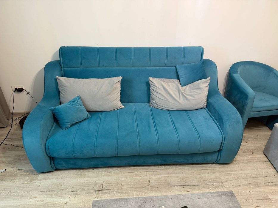 Set living complet: canapea extensibilă + 2 fotolii + taburet, stare ca nouă