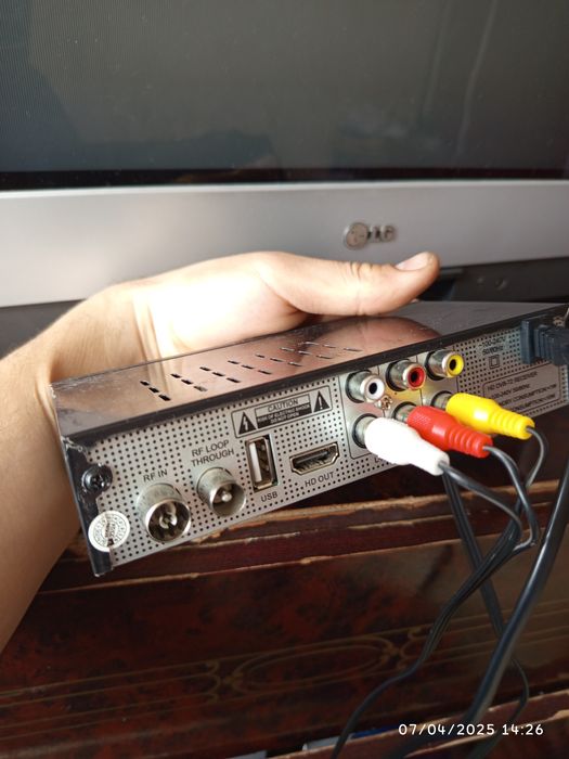 Televizor OLG rangli hamma joyi ishliydi