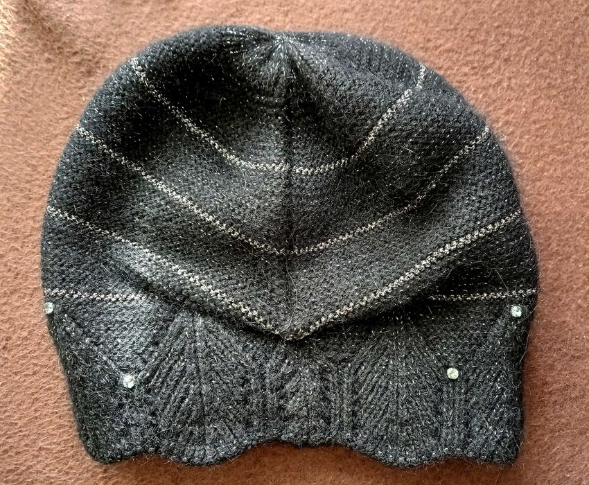 Дамска черна зимна шапка с камъчета