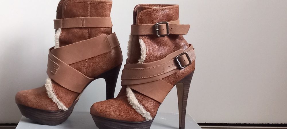 Ghete de firma îmblănite cu toc înalt