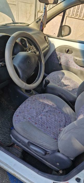 Vand Matiz Daewoo, cu factura,in circulatie. Este cu doua roti de rezerva si benzina in rezervor. Are 143.000 Km si usoare urme de rugina.