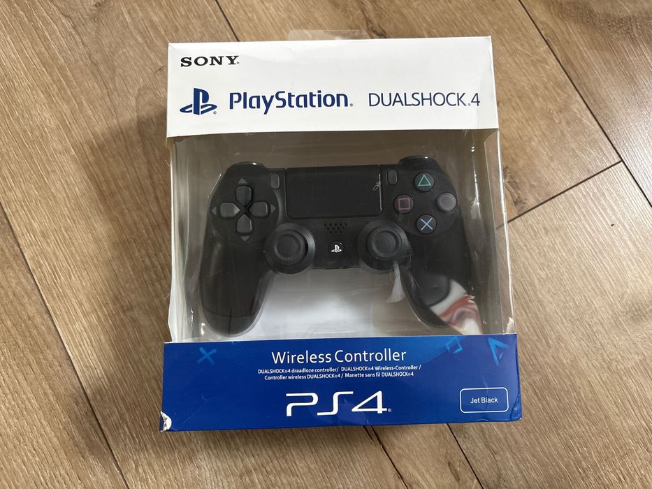 Vând ps4 pro cu un controler și 3 jocuri