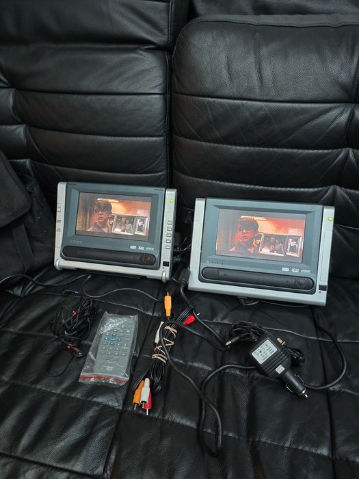 DVD / DivX portabil cu două ecrane lcd
