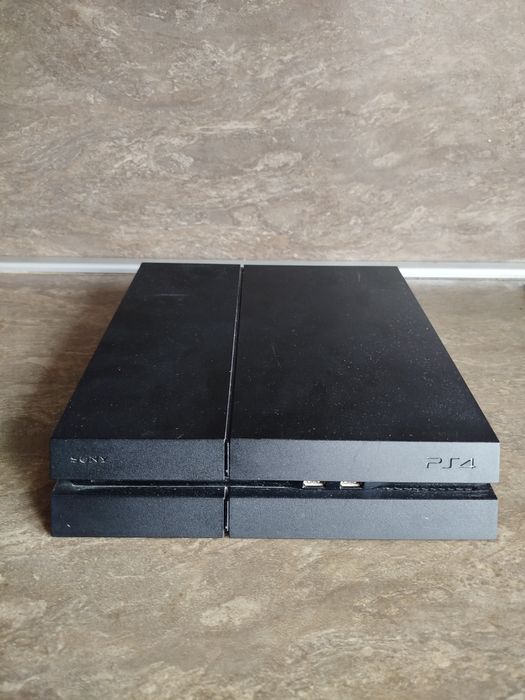 Playstation 4 + 2 джойстика + 4 игри