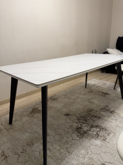 Стол в гостинную кухню