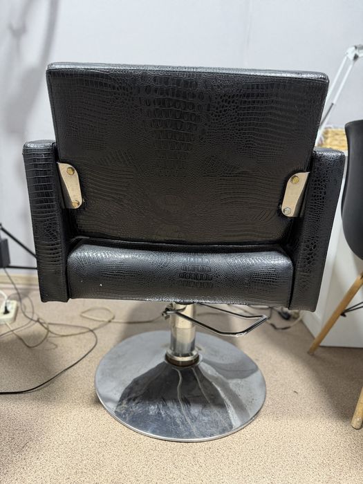 Продам парикмахерское  кресло