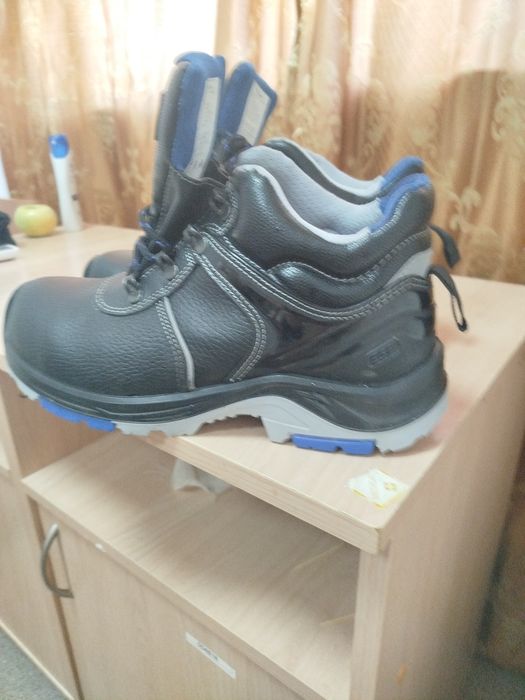 Продам спец ботинки