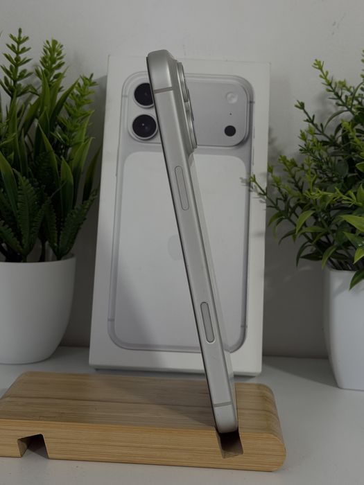 Iphone 17 pro max cu 10 huse , 100% bateria , impecabil , garantie , fullbox